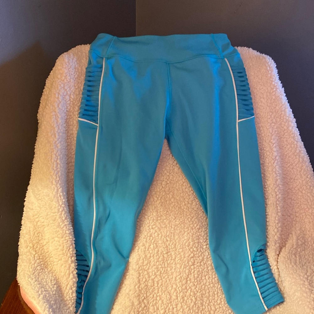 💙Body Glove capri tights, worn once.